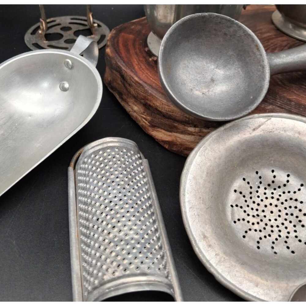 Vintage Kitchen Utensil Lot Aluminum Tin Farmhouse Decor Scoops Molds Strainers - Picture 7 of 9